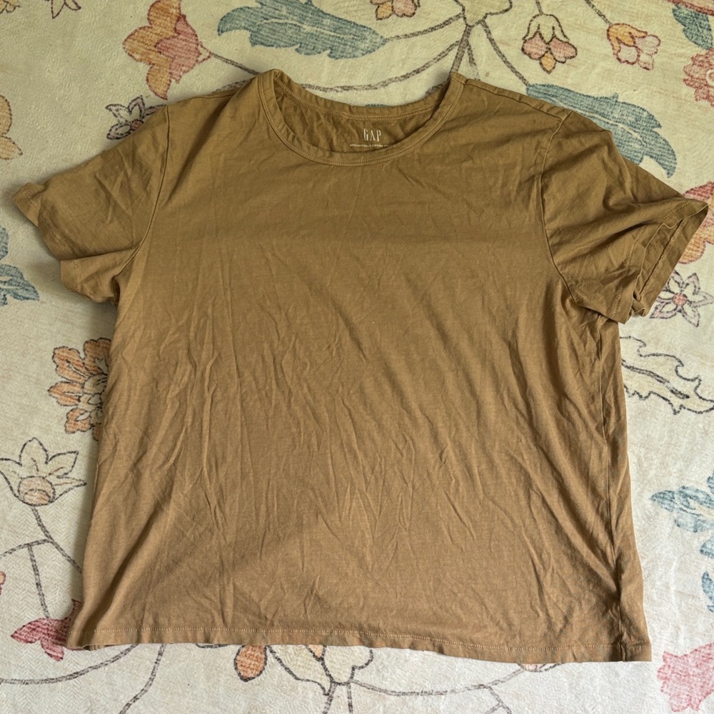 GAP Short-Sleeve Crew Favorite Tee in Camel Brown